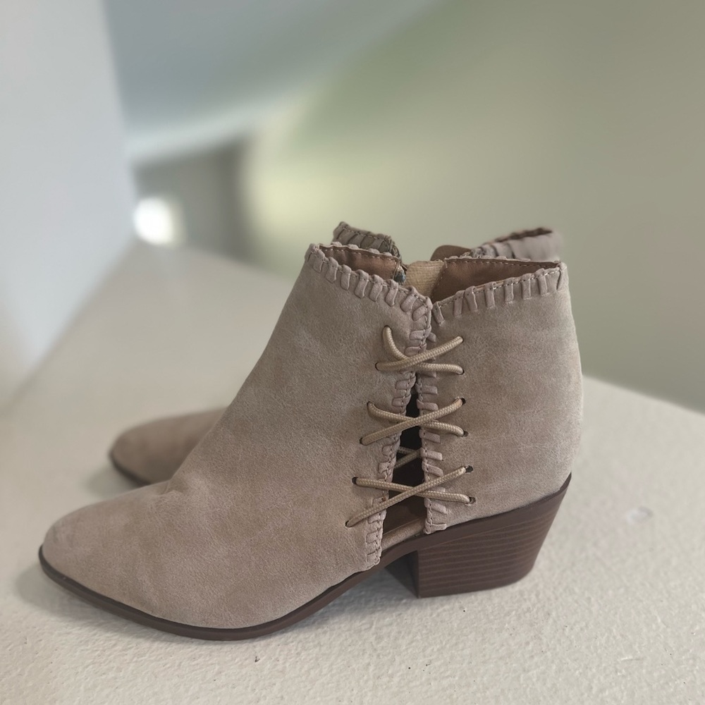NWNT Distressed Oatmeal Ankle Bootie. size 6